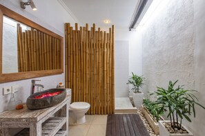 Shower, free toiletries, slippers, towels - Villa Anouk (Seminyak)