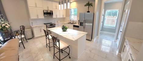 Micro-ondes, four, plaque de cuisson, lave-vaisselle