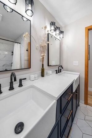 Douche, serviettes fournies, savon, papier de toilette