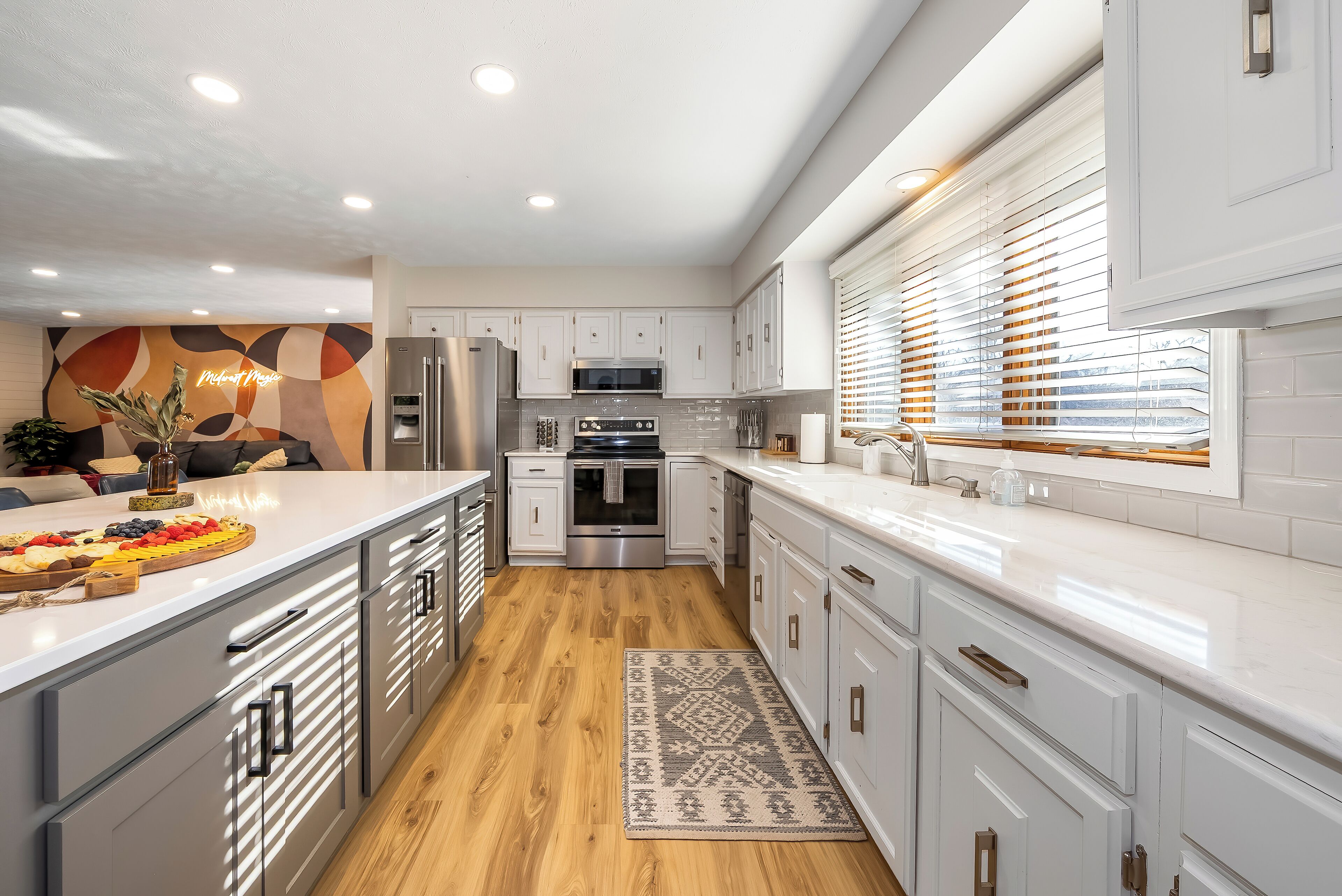 Een magnetron, een oven, een kookplaat, een vaatwasser