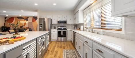 Een magnetron, een oven, een kookplaat, een vaatwasser