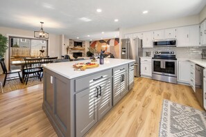 Microwave, oven, stovetop, dishwasher - Howdy Haven! Pool | Hot Tub | Game Room | Karaoke | Theater (Omaha)