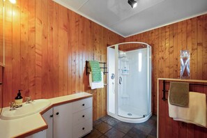 Shower, hair dryer - Waves and Wander - cozy coastal escape (New Plymouth)