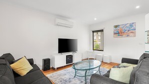 Living area - Blue Tides Getaway in Cowes (Cowes)