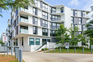 Exterior - Prime Kingston Modern Apt with Balcony near Lake (Kingston)