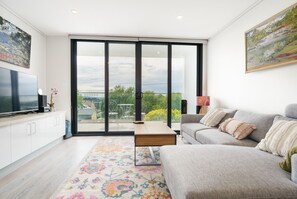Smart TV - Prime Kingston Modern Apt with Balcony near Lake (Kingston)