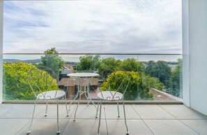 Dining - Prime Kingston Modern Apt with Balcony near Lake (Kingston)