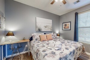 2 slaapkamers, een strijkplank/strijkijzer, internet, beddengoed