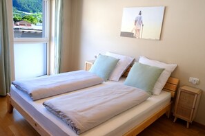 Een bureau, een strijkplank/strijkijzer, gratis wifi, beddengoed