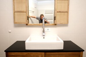 Gratis toiletartikelen, een haardroger, badjassen, een bidet