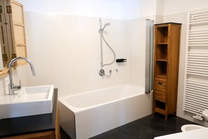 Gratis toiletartikelen, een haardroger, badjassen, een bidet