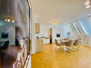 Basic Apartment | Living room - Comfy 3BR Apt With Living Room Balcony (Vienna)