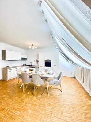 Basic Apartment | Private kitchen | Fridge, microwave, oven, stovetop