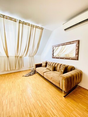 Basic Apartment | Living room