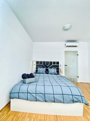 Basic Apartment | Iron/ironing board