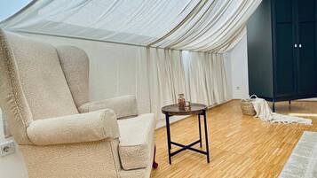 Eenvoudig appartement | Een strijkplank/strijkijzer