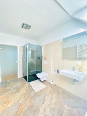 Basic-Apartment | Badezimmer | Badewanne und Dusche (separat), Haartrockner, Handtücher, Seife