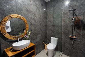 Villa Familiale, 4 chambres | Salle de bain | Douche, articles de toilette gratuits, sèche-cheveux