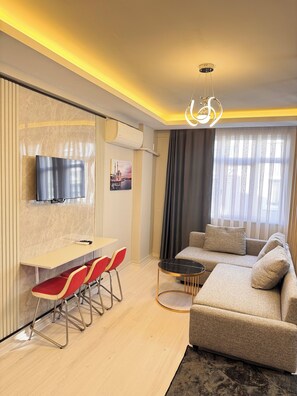 82-inch LCD TV with satellite channels - The Old Bazaar Suites Apartment (İstanbul)
