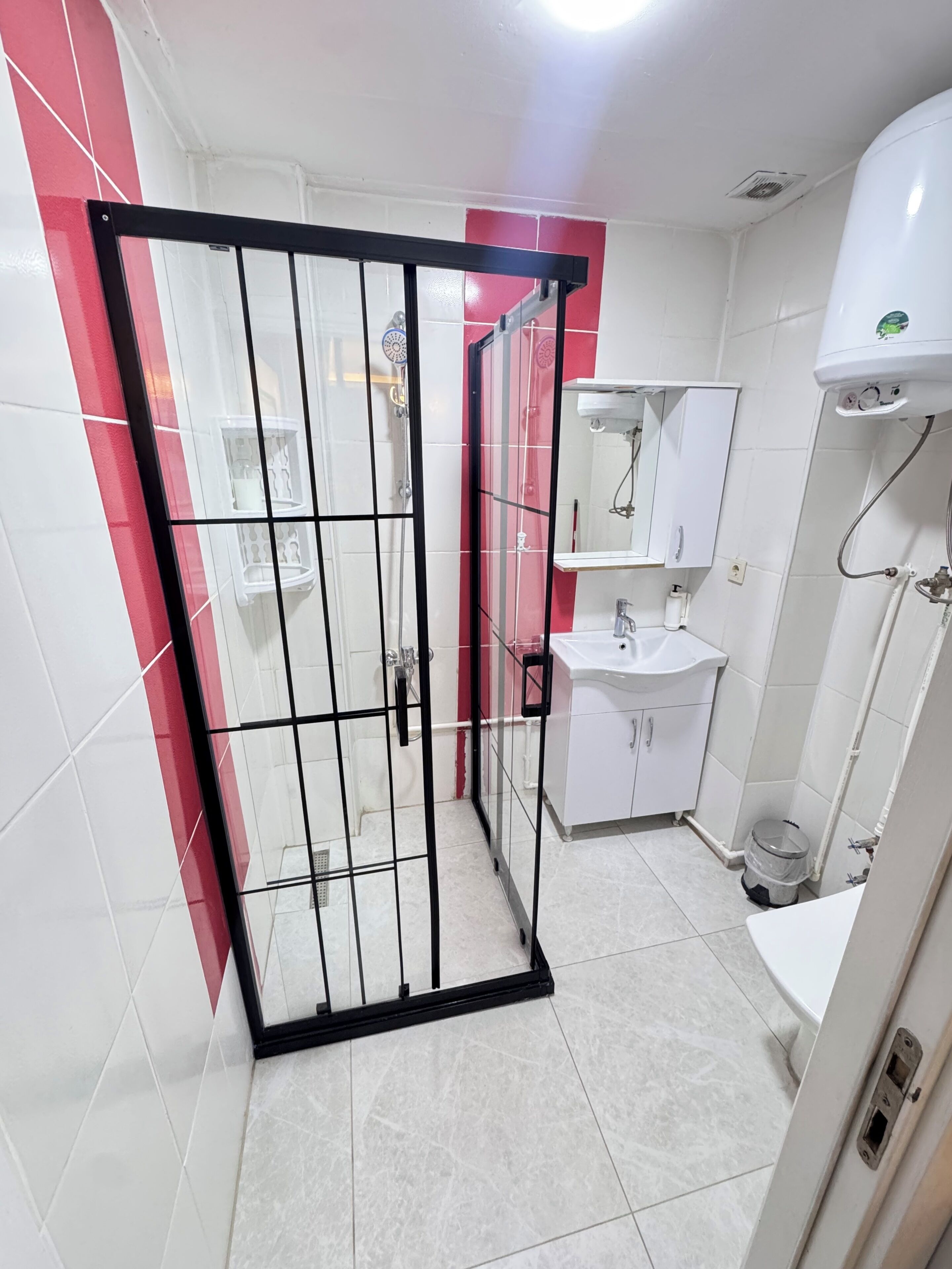 Une salle de bain avec une douche, un lavabo et des toilettes.