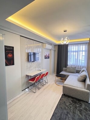 82-Zoll-LCD-Fernseher mit Satellitenempfang