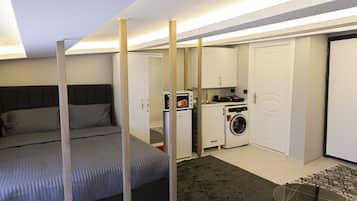 Studio – panorama, byutsikt | Skrivebord, skrivebord for bærbar PC, blendingsgardiner og lydisolert