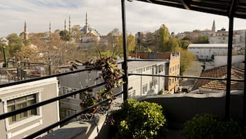 Studio – panorama, byutsikt | Skrivebord, skrivebord for bærbar PC, blendingsgardiner og lydisolert