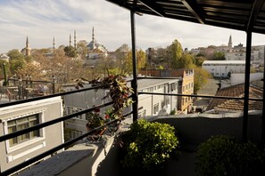 Escritorio, espacio para trabajar con laptop y cortinas blackout 