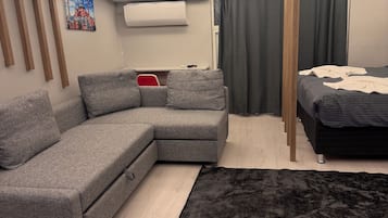 Studio – panorama, byutsikt | Skrivebord, skrivebord for bærbar PC, blendingsgardiner og lydisolert