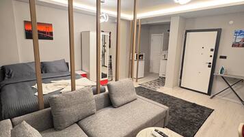 Escritorio, espacio para trabajar con laptop y cortinas blackout