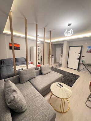 Escritorio, espacio para trabajar con laptop y cortinas blackout 