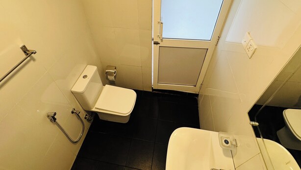 Basic Tek Büyük veya İki Ayrı Yataklı Oda | Banyo | Duş, ücretsiz banyo/kozmetik ürünleri, havlu, sabun 