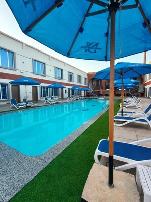 2 من حمّامات السباحة الخارجية