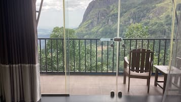 ห้องดีลักซ์สำหรับสี่ท่าน, 1 ห้องนอน, ระเบียง, วิวภูเขา | ห้องเก็บเสียง, เตารีด/โต๊ะรีดผ้า, Wi-Fi ฟรี