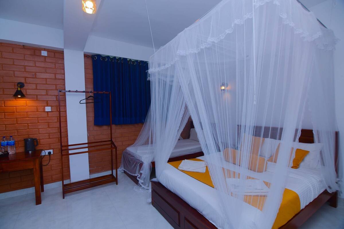 Deluxe Triple Room | Soundproofing, iron/ironing board, WiFi (free)