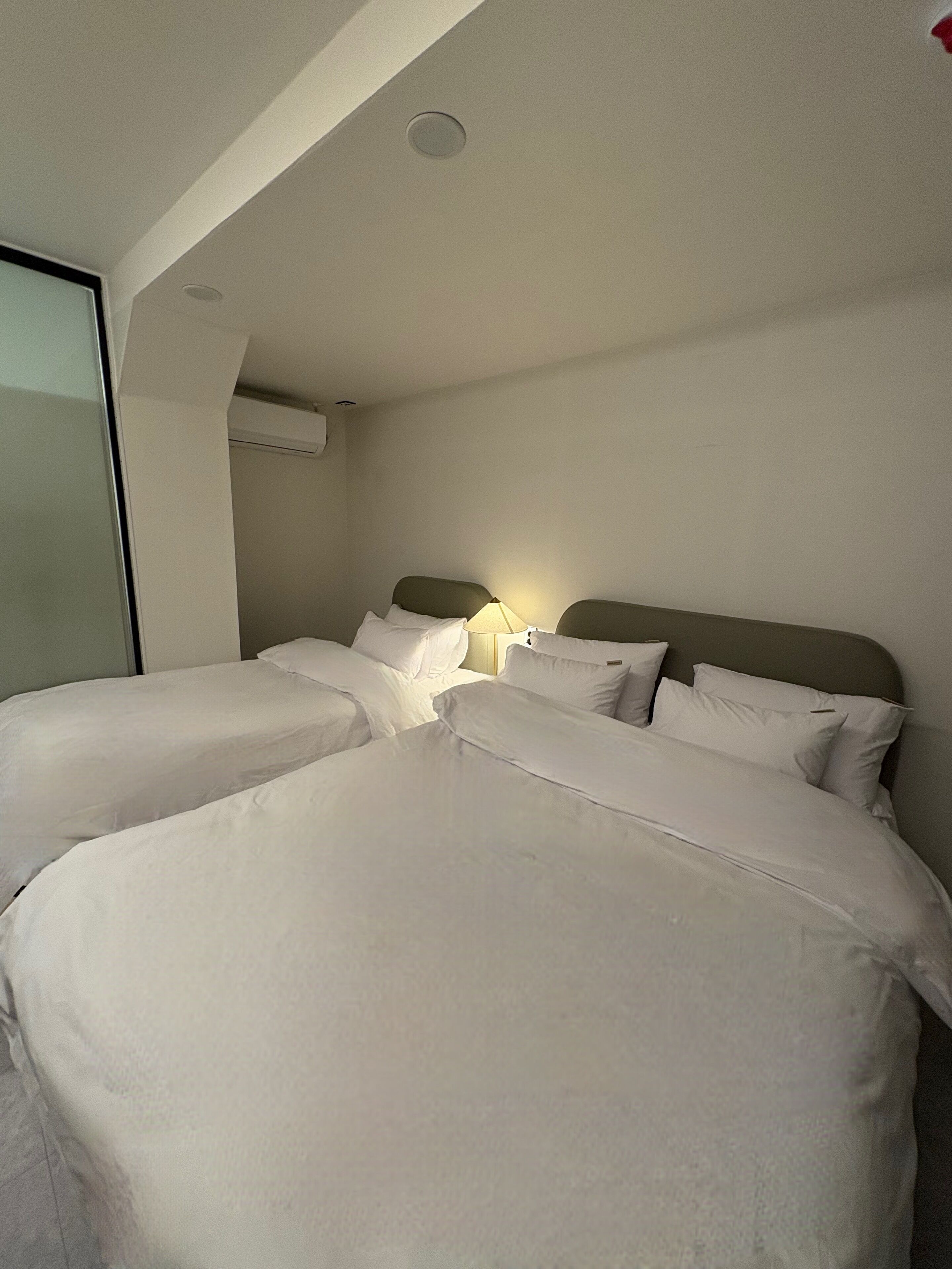 مكتب ومساحة عمل للكمبيوتر المحمول وواي فاي مجانًا