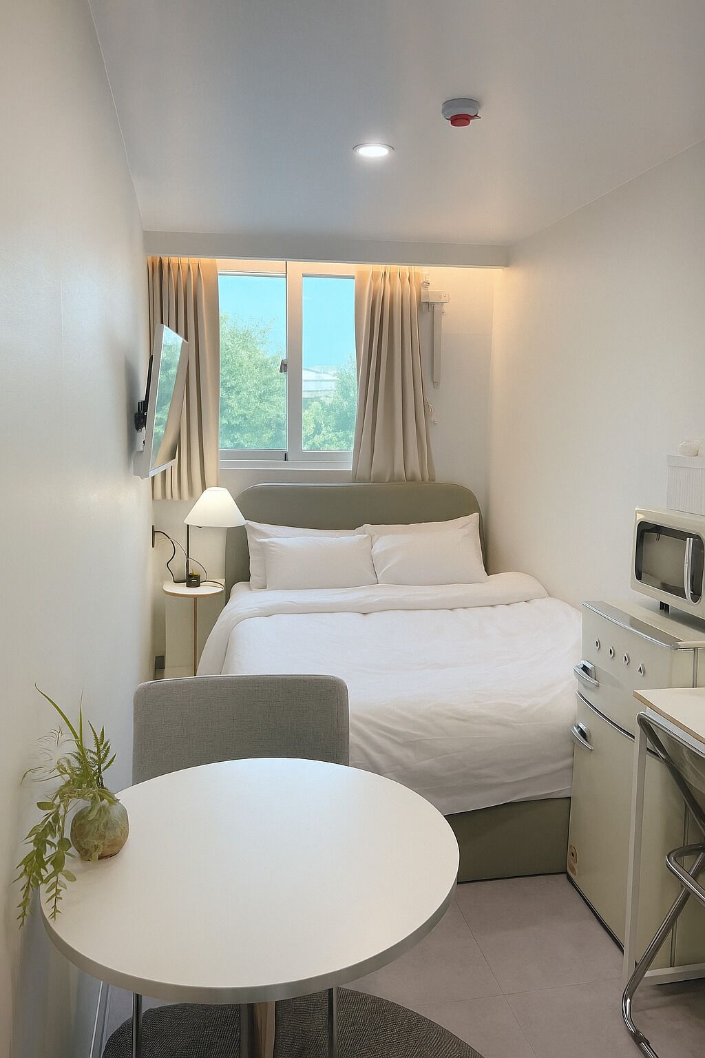 مكتب ومساحة عمل للكمبيوتر المحمول وواي فاي مجانًا