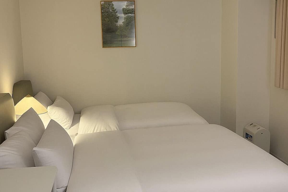 Standard Triple Room | Desk, laptop workspace, free WiFi