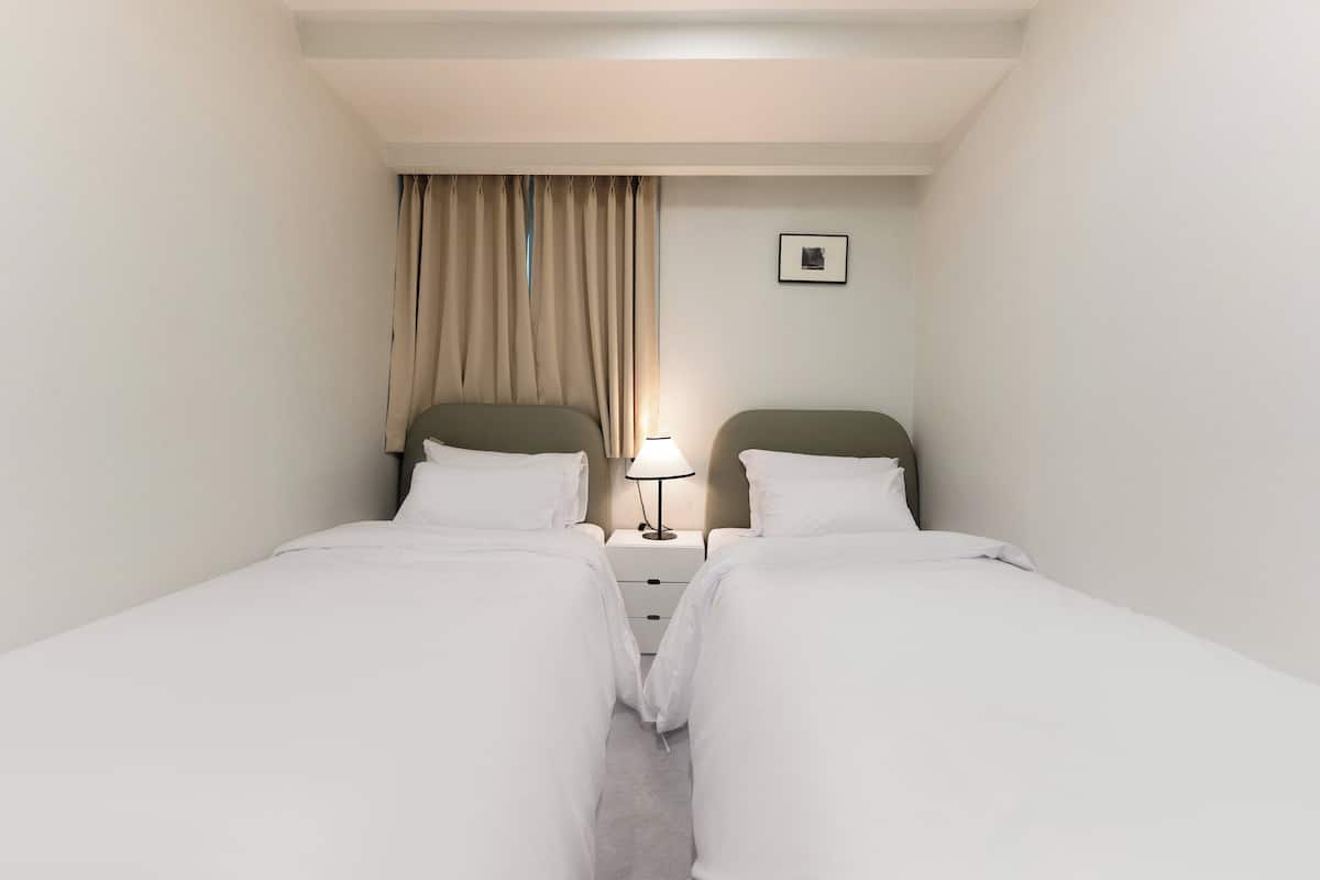 Standard Twin Room | Desk, laptop workspace, free WiFi