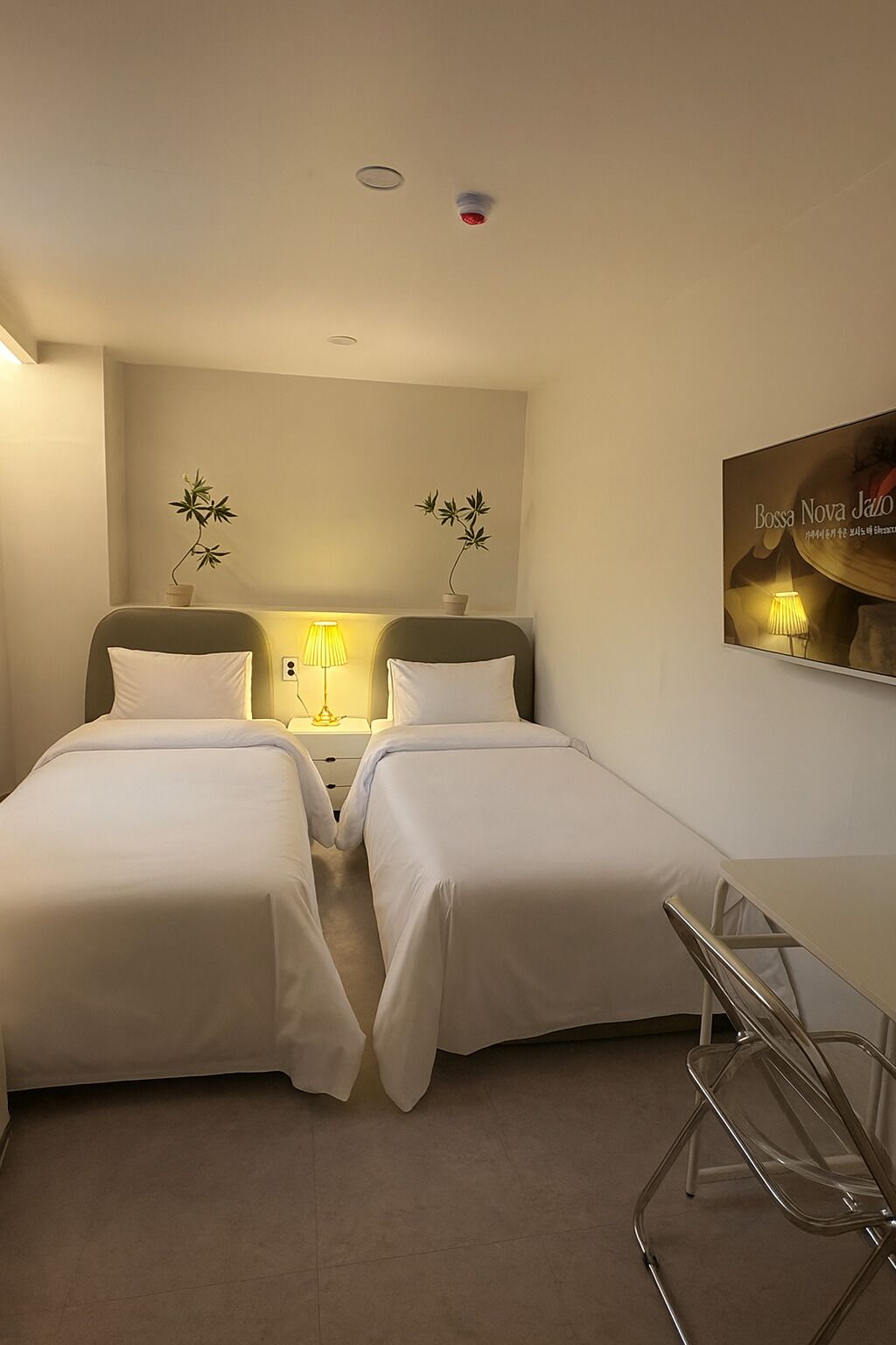 مكتب ومساحة عمل للكمبيوتر المحمول وواي فاي مجانًا