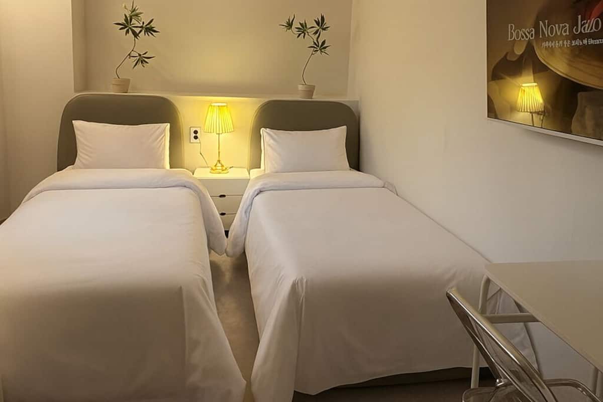 Superior Twin Room | Desk, laptop workspace, free WiFi