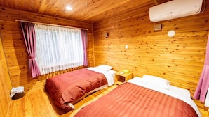 Desk, blackout drapes, WiFi (free), bed sheets - Asahi Prime Resort Cottages (Asahi)