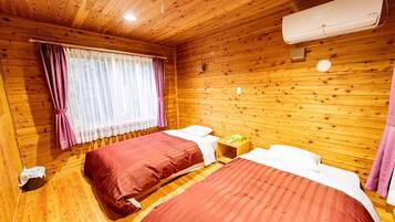 デスク、遮光カーテン、WiFi (無料)