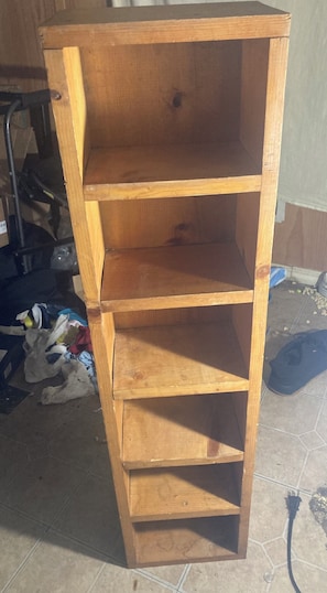 Una estantería de madera con tres repisas.