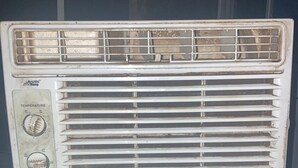 Vanha ilmastointilaite, jossa on lämpötilan ja jäähdytystehon säätömahdollisuudet.