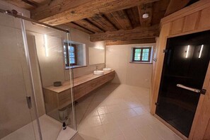 Shower - old Gneser house 1564 (Fresach)