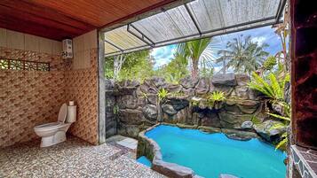 Bali Villa with Jungle View | Kamar mandi | Handuk, sabun, sampo, dan tisu toilet