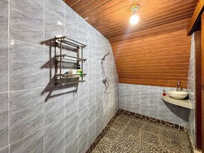 Villa with Garden View | Badkamer | Handdoeken, zeep, shampoo, toiletpapier