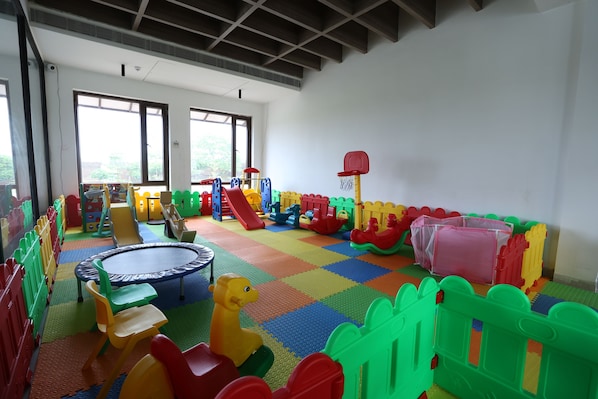 Área de juegos infantiles techada