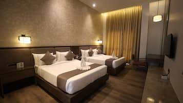 Dobbeltrom – deluxe, hageutsikt | Safe på rommet, blendingsgardiner og strykejern/-brett